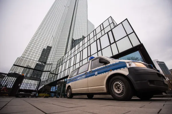 A police van sits outside the headquarters of Deutsche Bank on Nov. 29, 2018. (Andreas Arnold/Bloomberg)