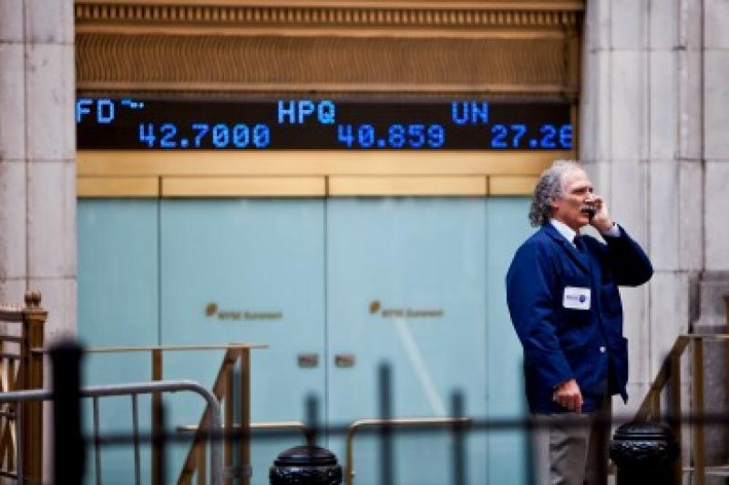 13-11-gmtl-alliancebernstein-trader-on-phone.jpg