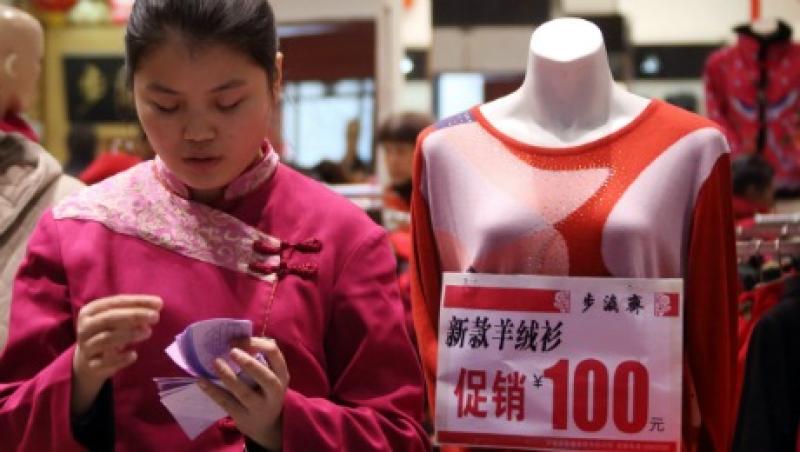 2015-01-da-china-store-woman-yuan-large.jpg