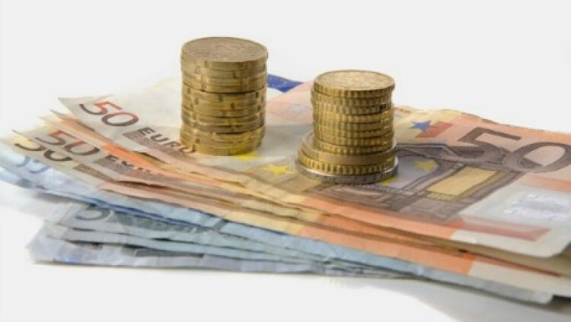 2015-03-da-euro-bills-coins-large.jpg