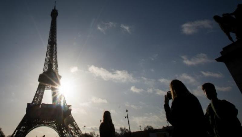 2015-11-laurie-wiegler-eiffel-tower-cop21-large.jpg