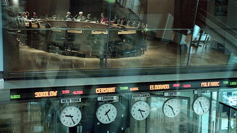 2015-11-uw-liquidnet-bond-trading-warsaw-clock-large.jpg